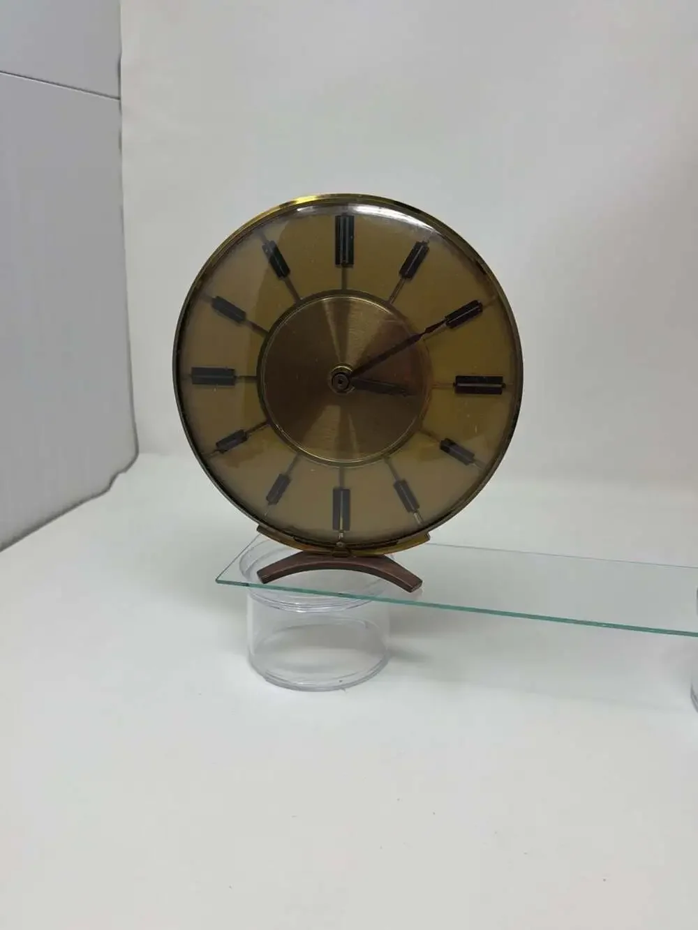 Kienzle Quartz Desk Clock with Round Gold Face and Stand
